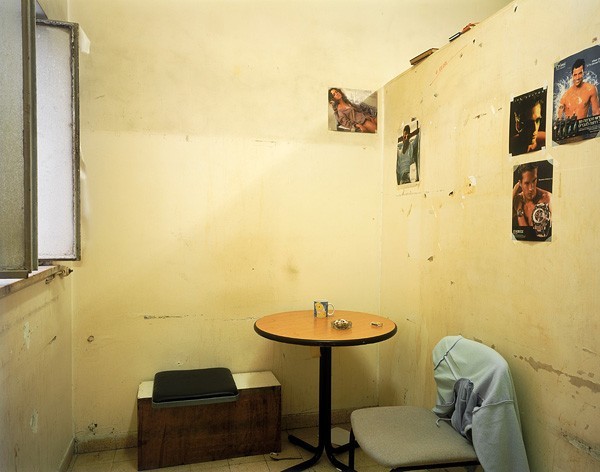 816_05 Ron Amir, Smoking Room, 2010, archival pigment print, 107x136 cm-600x472