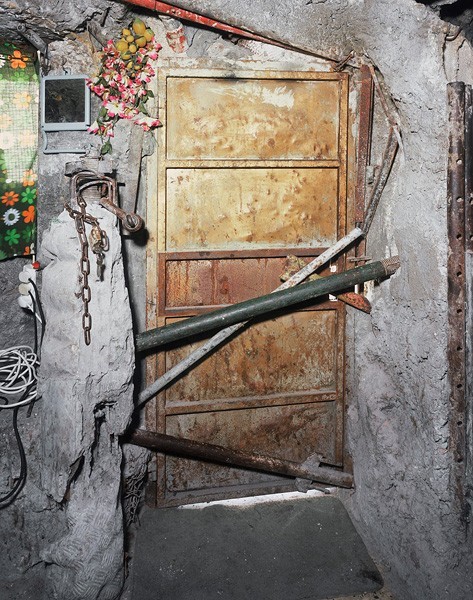 818_07 Ron Amir, Door, 2010, archival pigment print, 127x100 cm-473x600
