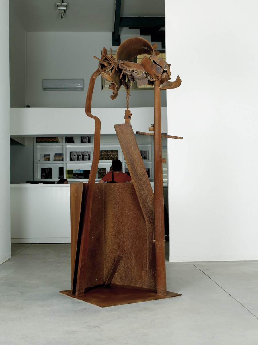 6 Igael Tumarkin, Gate, Iron, H 242 cm, The 60's